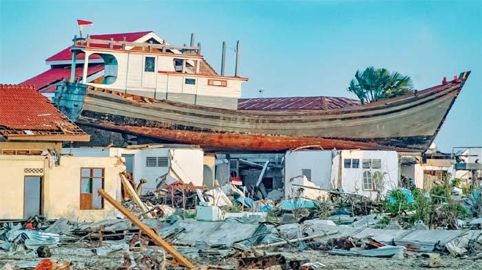 KAPAL di atas rumah di kawasan Lampulo salah satu dampak Tsunami yang terjadi di Aceh pada 26 Desember 2004