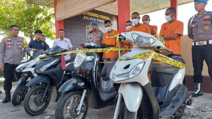 Kapolres Pidie, AKBP Imam Asfali SIK, memperlihatkan pelaku bersama sepeda motor di sela konferensi pers di Mapolres setempat, Selasa (14/5/2024).