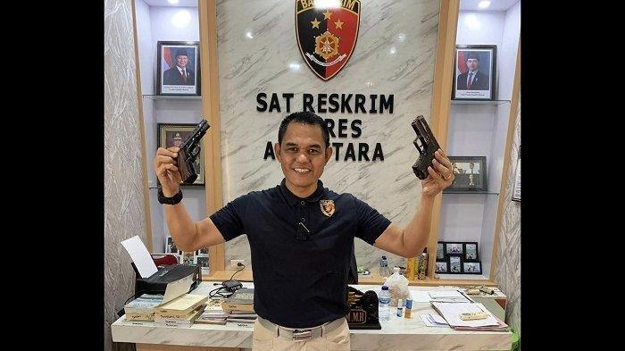 UJI BALISTIK - Kasat Reskrim Polres Aceh Utara, AKP Dr Boestani, SH, MH, MSM memperlihatkan dua senjata api (senpi) yang diamankan dari seorang pria di Aceh Utara. Polres akan melakukan uji balistik terhadap kedua senpi tersebut.