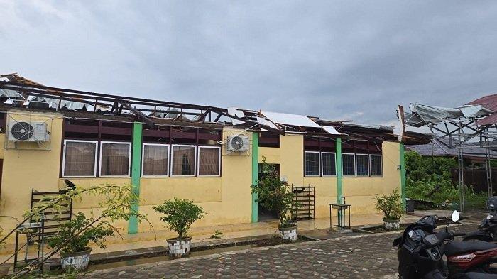 Progres Pembersihan Pesantren Darul Mukhlisin Aceh Tamiang Terus Berjalan Meski Kurang Lampu