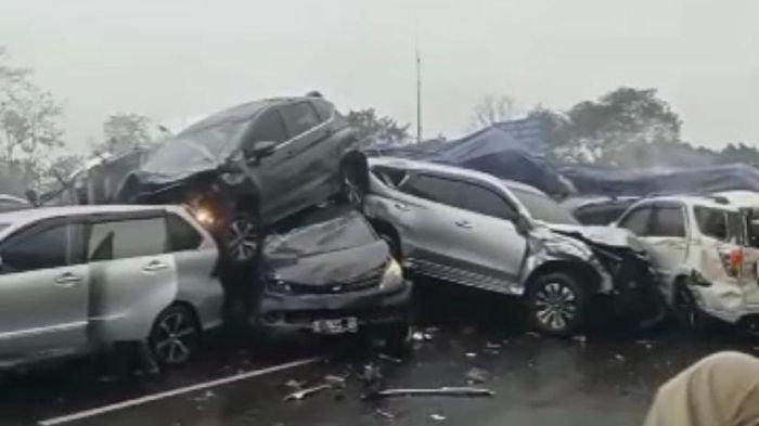 Kondisi mobil yang terlibat kecelakaan beruntun di Tol Cipularang Km 92 pada Senin (11/11/2024).