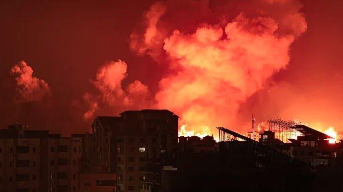 Bola api meletus saat Israel membombardir Kota Gaza pada 9 Oktober 2023.