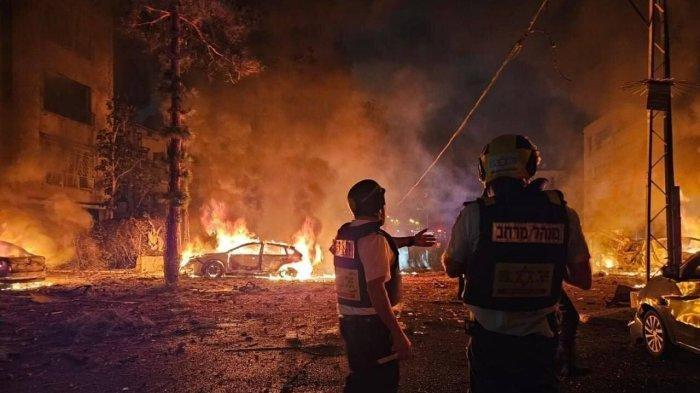 SERANGAN RUDAL IRAN - Korps Garda Revolusi Islam (IRGC) melancarkan serangan rudal balistik terhadap rezim Israel kesembilan kalinya pada Minggu malam, 15 Juni 2025. Operasi tersebut menembakkan sedikitnya 30 sampai 50 rudal dan menargetkan lokasi strategis di Haifa, gurun Negev, dan Kiryat Gat, yang mengakibatkan kerusakan signifikan pada infrastruktur militer dan ekonomi Israel. Iran kembali melancarkan serangan ke-17 terhadap Israel, Jumat (20/6/2025). Serangan itu diklaim telah menghancurkan poros kejahatan Israel.