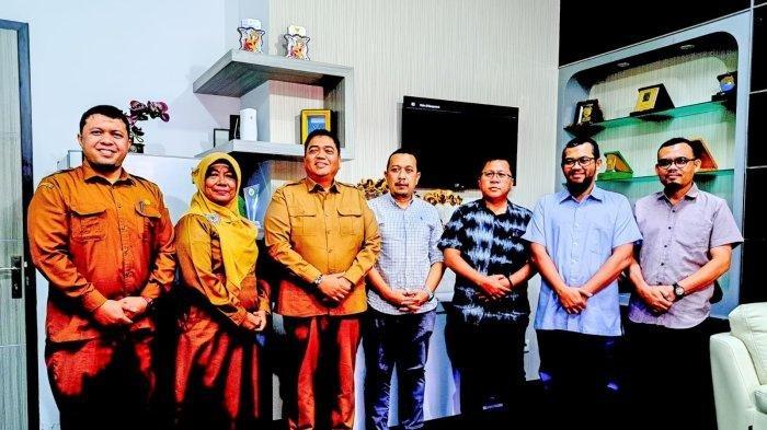 Kiri ke kanan - Kabid P2P Dinkes Aceh dr Iman Murahman, Kabid Kesmas Dinkes Aceh dr Sulasmi, Kadinkes Aceh Aceh dr Munawar, Pemimpin Redaksi Serambi Indonesia Zainal Arifin M Nur, Wakil Pemimpin Perusahaan Firdaus Darwis, Manajer Iklan Hari Teguh Patria dan Wakil Manajer Iklan Kurniadi saat berkunjung ke Dinkes Aceh membahas peningkatan kesehatan dan penurunan angka stunting Aceh, Senin (11/12/2023).