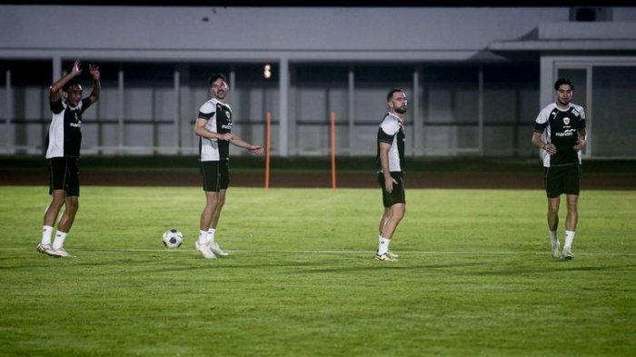 LATIHAN TIMNAS INDONESIA - Rizky Ridho, Sandy Walsh, Jordi Amat, dan Kevin Diks (kiri ke kanan) tampak dalam sesi latihan Timnas Indonesia di Stadion Madya GBK, pada Selasa (12/11/2024) lalu. (KOMPAS.COM/RODERICK ADRIAN)