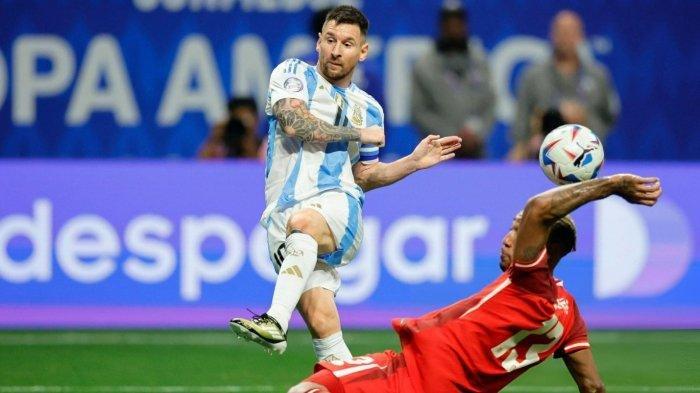 Lionel Messi saat melepaskan tembakan pada pertandingan Grup A Copa America 2024 antara Argentina vs Kanada di Mercedes-Benz, Georgia, Amerika Serikat, Jumat (21/6/2024). (Twitter @@AFASeleccionEN)