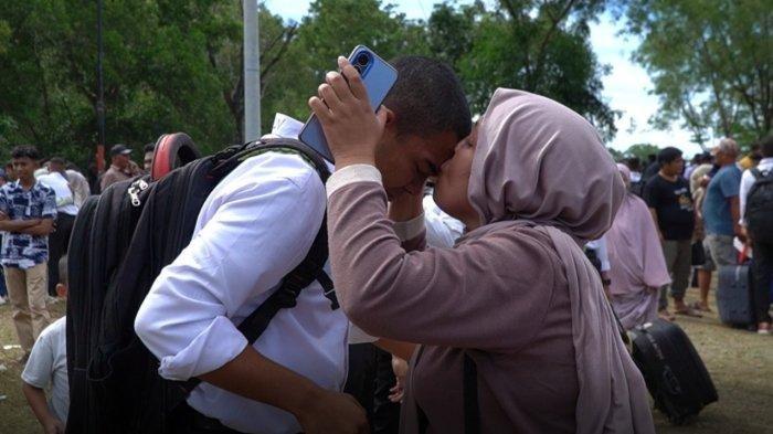 FOR SERAMBINEWS.COM
LULUS CABA - Para Calon Bintara PK TNI AD Kodam IM dan orang tua meneteskan air mata saat diumumkan lulus usai sidang Pantukhir di Rindam Iskandar Muda, Rabu (9/7/2025).(SERAMBINEWS.COM)