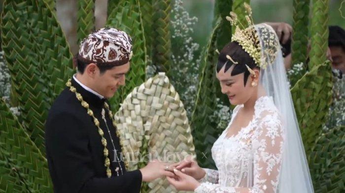 MENYEMATKAN CINCIN KAWIN - Luna Maya dan Maxime Bouttier saling menyematkan cincin kawin usai ijab kabul yang digelar di Bali pada Rabu (7/5/2025) siang. Mereka pun kini sah sebagai pasangan suami istri. (TANGKAPAN LAYAR YOUTUBE TS MEDIA)