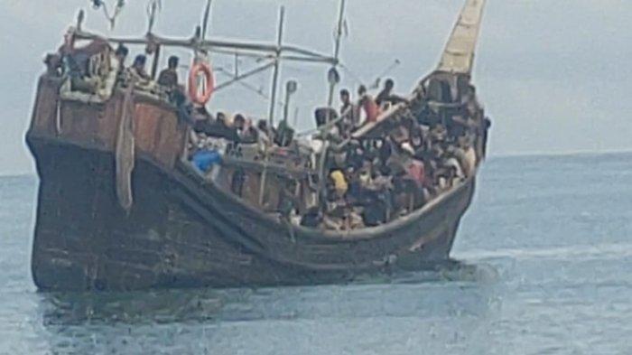 Boat diduga berisi warga etnis Rohingya di kawasan Pantai Kuala Pawon, Kecamatan Jangka, Kabupaten Bireuen, Kamis (16/11/2023) pagi. Sementara itu warga setempat sudah berkumpul di pinggir pantai tersebut untuk menolak kedatangan mereka