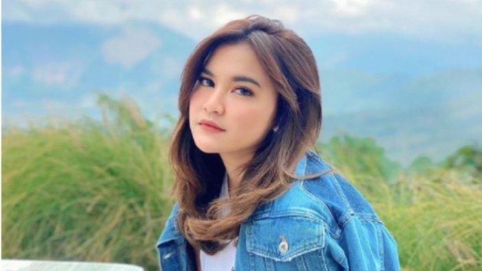 Penyanyi Mahalini, kekasih Rizky Febian yang kini sedang menabung untuk menikah