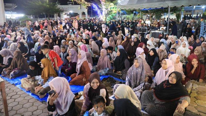 HADIRI MILAD DARUSSA’ADAH - Ribuan warga menghadiri pembukaan rangkaian acara peringatan Milad Ke-57 YPI Darussa’adah Aceh di Masjid Baitul Istiqamah, Teupin Raya, Kecamatan Glumpang Tiga, Kabupaten Pidie, pada Senin (23/6/2025) malam. (DOK BIRO ADPIM SETDA ACEH)