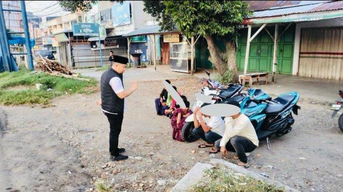 BERI PENGARAHAN - Polsek Ingin Jaya, Polresta Banda Aceh, memberikan pengarahan kepada remaja yang terlibat dalam balapan liar di wilayah kecamatan tersebut.