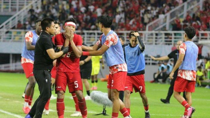 Muhammad Alfharezzi Buffon merayakan gol bersama rekan-rekannya dalam laga semifinal Piala AFF U19 2024 antara timnas U19 Indonesia vs Malaysia di Stadion Gelora Bung Tomo, Surabaya, Sabtu (27/7/2024).