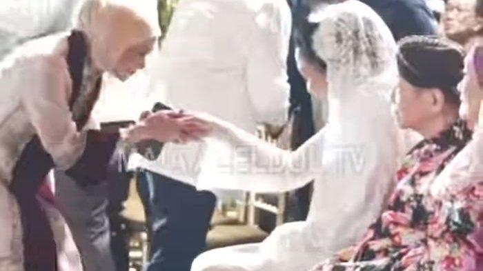 Foto

MULAN MAIA BERTEMU - Momen Mulan Jameela bertemu Maia Estianty di acara siraman Al Ghazali. (Instagram @maiaestiantyreal)
