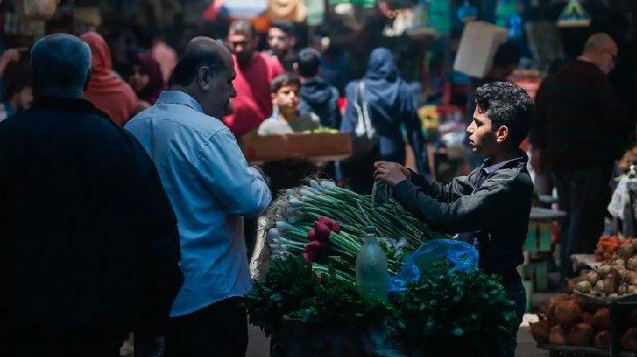 Ilustrasi Warga Palestina berbelanja untuk persiapan menjelang bulan suci Ramadan di pasar al-Zawiya di Kota Gaza pada 20 April 2020. Tahun ini, miliaran umat Muslim di dunia bersiap memasuki bulan suci Ramadan di tengah situasi pandemi Covid-19.