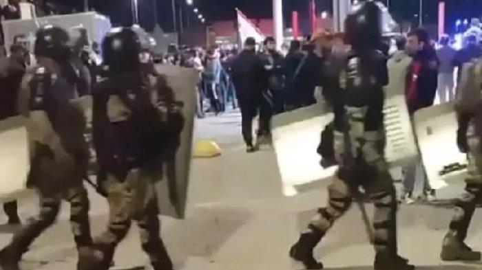 Pasukan keamanan telah menguasai bandara Makhachkala.