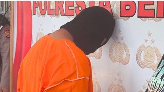 PEMBUNUHAN BOCAH - Pelaku PT saat dihadirkan saat konfrensi pers, Selasa (22/4/2025). Pengakuan PT (17) pelaku pembunuhan 2 anak SD di Bengkulu yakni Abiyu (9) dan Arjuna yang dihabisi dengan cara dipiting hingga ditenggelamkan ke dalam kolam.