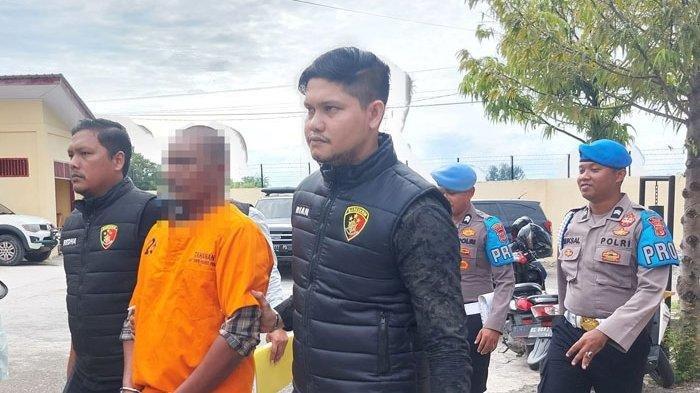 Pelaku suami bunuh istri, Mun (38) dikawal polisi saat di Mapolres Pidie, setelah dihadirkan dalam Konfrensi Pers, Kamis (25/1/2024).