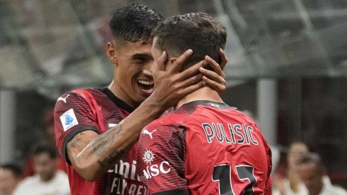 Pemain AC Milan, Christian Pulisic (kanan), dan rekan setimnya, Tijjani Reijnders, merayakan gol ke gawang Torino pada laga Liga Italia di Stadion San Siro, Milan, 26 Agustus 2023. Milan menang, 4-1. Milan selanjutnya akan menghadapi AS Roma.