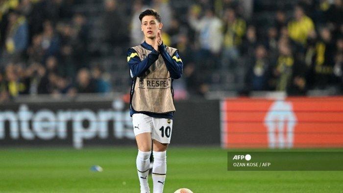 Gelandang Fenerbahce asal Turki Arda Guler melakukan pemanasan menjelang pertandingan sepak bola leg kedua babak 16 besar Liga Eropa UEFA antara Fenerbahce SK dan Sevilla FC di stadion Fenerbahce Ulker di Istanbul, pada 16 Maret 2023.