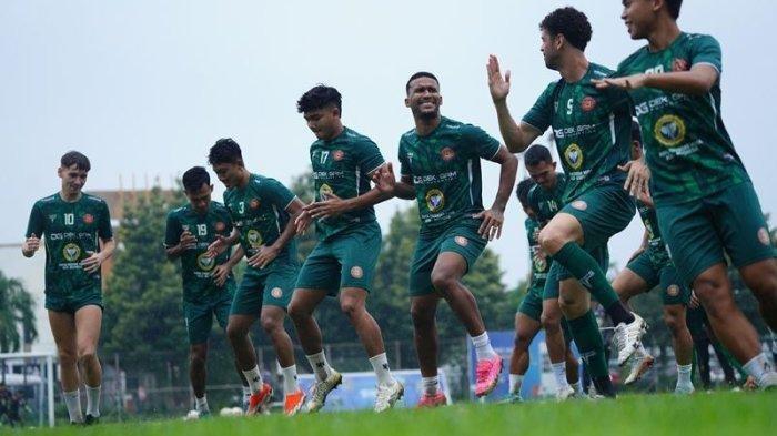 Pemain Persiraja Banda Aceh menggelar latihan jelang laga melawan Deltras FC, Minggu (26/1/2025). Latihan berlangsung di Lapangan Sepak Bola SIER, Surabaya, Jawa Timur, Jumat (24/1/2025).