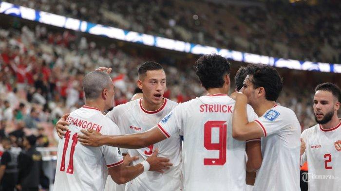 Pemain Timnas Indonesia berdiskusi disela-sela melawan Timnas Arab Saudi pada pertandingan grup C babak ketiga Kualifikasi Piala Dunia 2026 zona Asia di Stadion King Abdullah Sports City, Jeddah, pada Jumat (6/9/2024) dini hari WIB. 