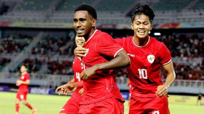 Pemain Timnas U19 Indonesia Iqbal Gwijangge dan Muhammad Kafiatur selebrasi usai menjebol gawang Kamboja saat laga kedua babak penyisihan Grup A Piala AFF U19 2024 yang berakhir dengan skor 2-0 di Stadion Gelora Bung Tomo Kota Surabaya, Sabtu (20/7/2024) malam.