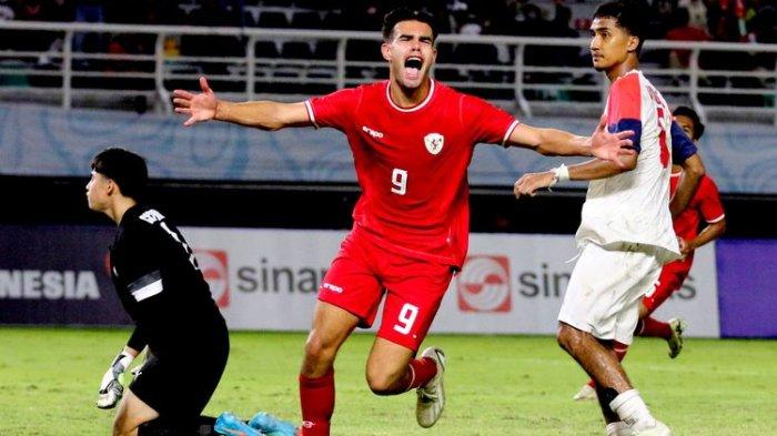 Pemain Timnas U19 Indonesia Jens Raven selebrasi usai menjebol gawang Filipina saat babak penyisihan Grup A Piala AFF U19 2024 yang berakhir dengan skor 6-0 di Stadion Gelora Bung Tomo Kota Surabaya, Rabu (17/7/2024) malam.