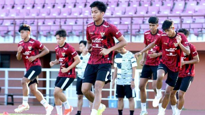 Pemain Timnas U19 Indonesia Sulthan Zaky Pramana Putra menjalani latihan terakhir jelang laga Piala AFF U19 2024 di Piala di Lapangan Thor Kota Surabaya, Selasa (6/7/2024) sore.