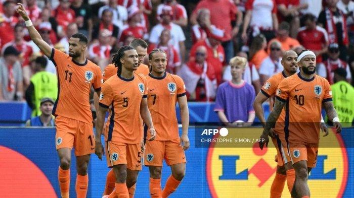 Penyerang Belanda #11 Cody Gakpo merayakan bersama rekan satu timnya setelah mencetak gol pertama timnya pada pertandingan sepak bola Grup D UEFA Euro 2024 antara Belanda dan Austria di Olympiastadion di Berlin pada 25 Juni 2024.