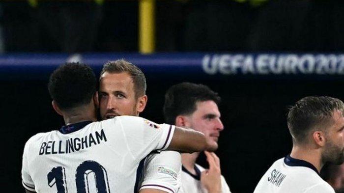 Penyerang Inggris, Harry Kane, berpelukan dengan Jude Bellingham seusai menang atas Belanda dalam semifinal Euro 2024 di BVB Stadium Dortmund, Jerman, pada Kamis (11/7/2024). Artikel ini berisi prediksi skor dan susunan pemain kedua tim saat bersua di final Euro 2024 pada Senin (15/7/2024) dini hari WIB nanti.
