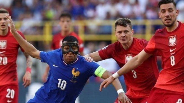 Penyerang Prancis, Kylian Mbappe, mengenakan topeng saat melawan Polandia pada pertandingan terakhir Grup D Piala Eropa 2024di Stadion BVB, Dortmund, pada 25 Juni 2024.