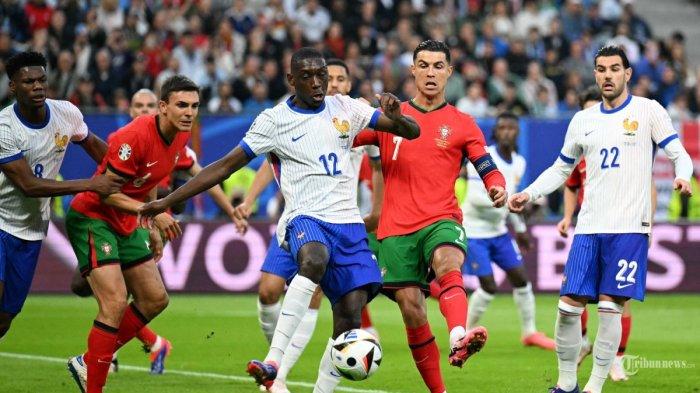 Penyerang Prancis #12 Randal Kolo Muani dan penyerang Portugal #07 Cristiano Ronaldo berebut bola. Hasil Euro 2024, Portugal kalah adu penalti dari Prancis dengan skor 3-5, Sabtu (6/7/2024).