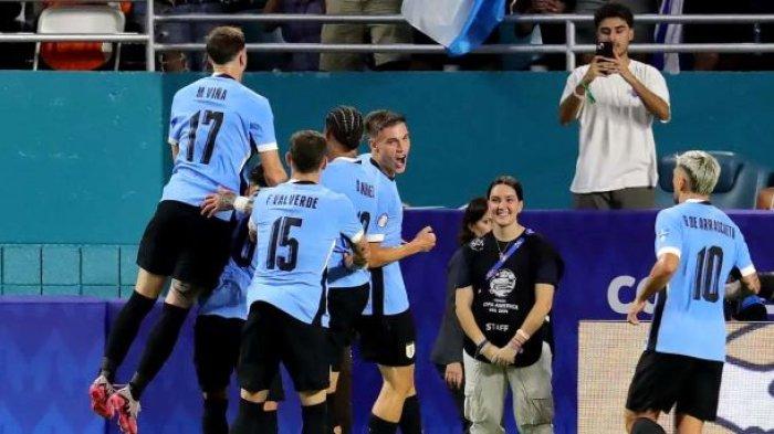 Penyerang Uruguay Maximiliano Araujo merayakan mencetak gol pertama timnya bersama bek Uruguay #17 Matias Vina dan rekan satu tim lainnya selama pertandingan sepak bola grup C turnamen Copa America 2024 Conmebol 2024 antara Uruguay dan Panama di Stadion Hard Rock di Miami, Florida pada 23 Juni, 2024.Chris ARJOON / AFP