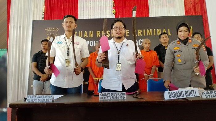 Kasat Reskrim Polresta Banda Aceh, Kompol Fadillah Aditya Pratama, dan jajaran memperlihatkan barang bukti kasus penganiayaan dalam konferensi pers yang ikut dihadirkan tiga tersangka kasus itu di Aula Lapangan Indoor Polresta Banda Aceh, pada Rabu (24/1/2023).