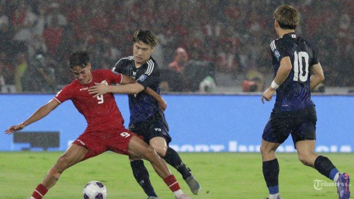 Pesepak bola Timnas Indonesia Rafael Struick berebut bola dengan peaepak bola Timnas Jepang dalam laga Grup C Babak Ketiga Kualifikasi Piala Dunia 2026 di Stadion Utama Gelora Bung Karno, Senayan, Jakarta, Jumat (15/11/2024).