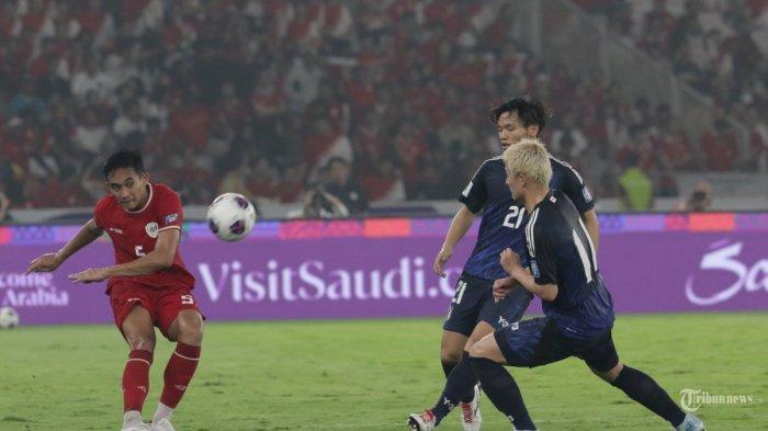 INDONESIA VS JEPANG - Pesepak bola Timnas Indonesia Rizky Ridho berebut bola dengan pesepak bola Timnas Jepang dalam laga Grup C Babak Ketiga Kualifikasi Piala Dunia 2026 di Stadion Utama Gelora Bung Karno, Senayan, Jakarta, Jumat (15/11/2024). Pada pertandingan tersebut Timnas Indonesia dikalahkan oleh Timnas Jepang dengan skor 0-4.