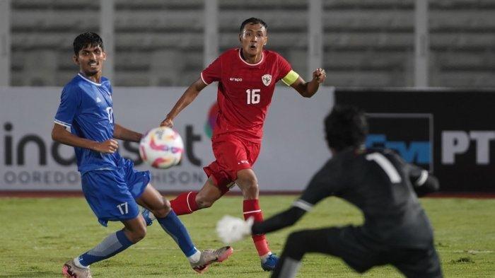 Pesepak bola Timnas U-20 Indonesia, Dony Tri Pamungkas (tengah) berebut bola dengan pesepak bola Maladewa pada pertandingan Grup F Kualifikasi Piala Asia 2025 di Stadion Madya, Jakarta, Rabu (25/9/2024). Indonesia bermain imbang dengan skor 0-0 pada babak pertama.