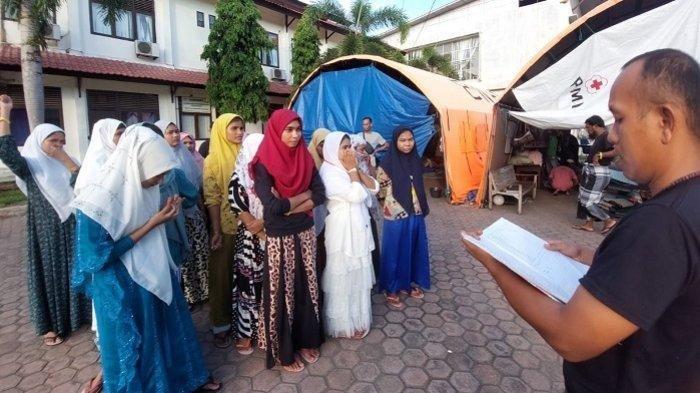Petugas Satpol PP dan WH Aceh Barat melakukan absen terhadap para pengungsi Rohingya yang masih berada di kamp pengungsian Kompleks Perkantoran Bupati di Meulaboh, Aceh Barat, Rabu (29/5/2024).