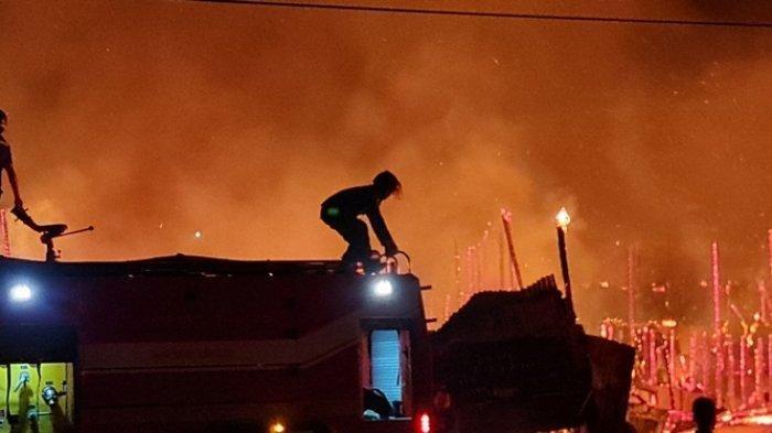Petugas pemadam kebakaran berjibaku memadamkan api yang membakar kawasan Simpang Lima Sinabang, Kabupaten Simeulue, Kamis (26/9/2024) malam.