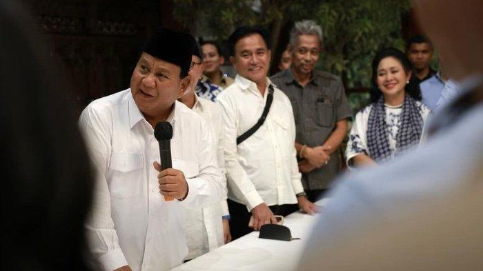 Presiden Terpilih Prabowo Subianto dan Yusril Ihza Mahendra. Prabowo diketahui sudah memanggil 49 orang untuk mengisi kursi kabinetnya pada Senin (14/10/2024).