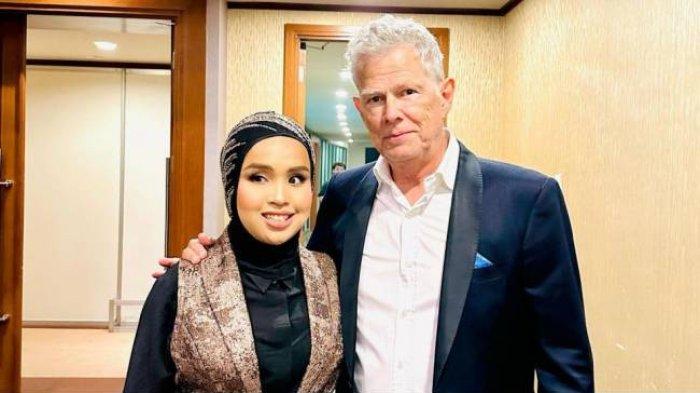 Putri Ariani dan David Foster. Musisi David Foster memberikan pujian usai menguji suara Putri Ariani. (Sumber: Kompas.com)