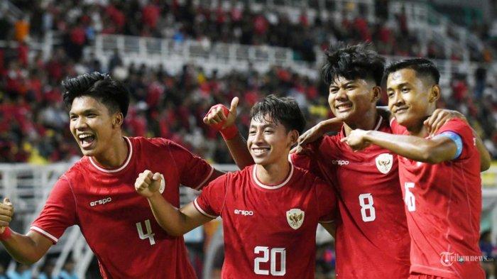 Salah satu pencetak 2 gol Timnas U-19 Indonesia Arlyansyah (20) melakukan selebrasi usai membobol gawang Timnas Filipina pada pertandingan yang berlangsung di Stadion Gelora Bung Tomo (GBT) Surabaya, Rabu (17/7/2024) Malam.