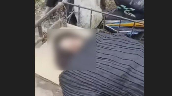 Screenshot mayat wanita diduga hendak dibuang menggunakan becak barang oleh dua pria tak dikenal di Gang Keluarga Ujung, Desa Manunggal, Kecamatan Labuhan Deli, Kabupaten Deliserdang.