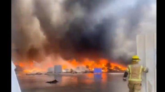 Sebuah gudang di Pangkalan militer Israel habis dilalap api pada Selasa (14/5/2024). Gudang Pangkalan Militer Tel Hashomer Gush Dan Islael, Terbakar menghanguskan gudang peralatan militer. Dari video beredar, asap hitam pekat membumbung tinggi ke angkasa.