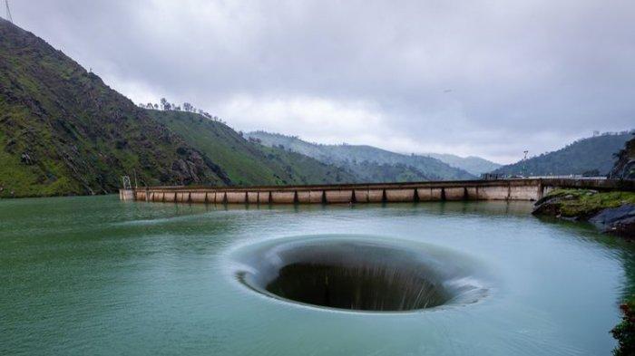 Sebuah lubang aneh berada di Danau Berryessa di Napa Timur, California, Amerika Serikat. Lubang ini adalah saluran yang dibangun untuk mengontrol kapasitas air. Lubang ini dijuluki Gerbang Neraka.
