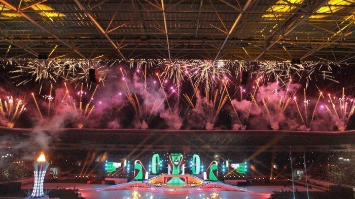 Suasana warga padati tribun pada acara penutupan Pekan Olahraga Nasional (PON) XXI Aceh-Sumut 2024, di Stadion Utama Sumatra Utara, Deliserdang, Jumat (20/9/2024). Pada PON XXI Aceh-Sumut 2024, juara umum untuk perolehan medali di raih Jawa Barat, di posisi kedua DKI Jakarta, di posisi ke tiga Jawa Timur dan posisi ke empat Sumatra Utara.