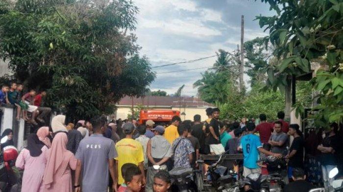 Suasana di komplek Perumnas Gampong Baharu, Kecamatan Blangpidie, Kabupaten Aceh Barat Daya (Abdya) saat digegerkan dengan penemuan seorang pria diduga bunuh diri di dalam rumahnya, Rabu (1/04/2024) sekira pukul 16.30 WIB.