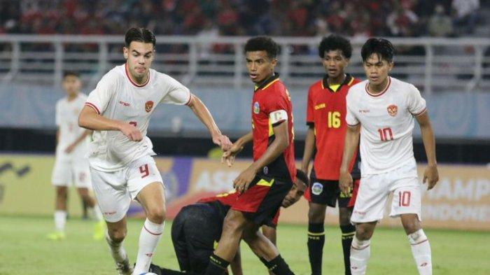 Suasana pada pertandingan Indonesia vs Timor Leste pada laga Grup A Piala AFF U19 berlangsung di Stadion Gelora Bung Tomo, Surabaya, Jawa Timur, Selasa (23/7/2024) malam kickoff pukul 19.30 WIB.