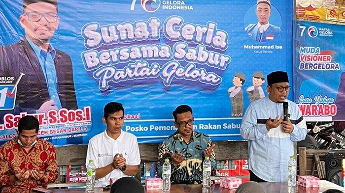 Ustadz Azmi Fajri Usman membaca doa pada acara Sunat Ceria Bersama Sabur Partai Gelora.